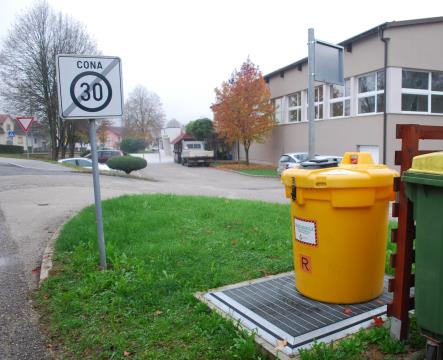 Zbiralnik jedilnega olja pri telovadnici v naselju Mirna Peč (002)